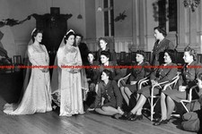 F007213 ATS Girls with wedding dresses 1944 WW2