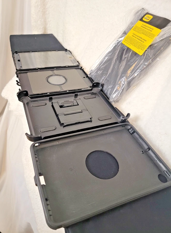 OtterBox 7755876 Defender Case for Apple iPad 5th and 6th Generation - Black - Image 4 of 4