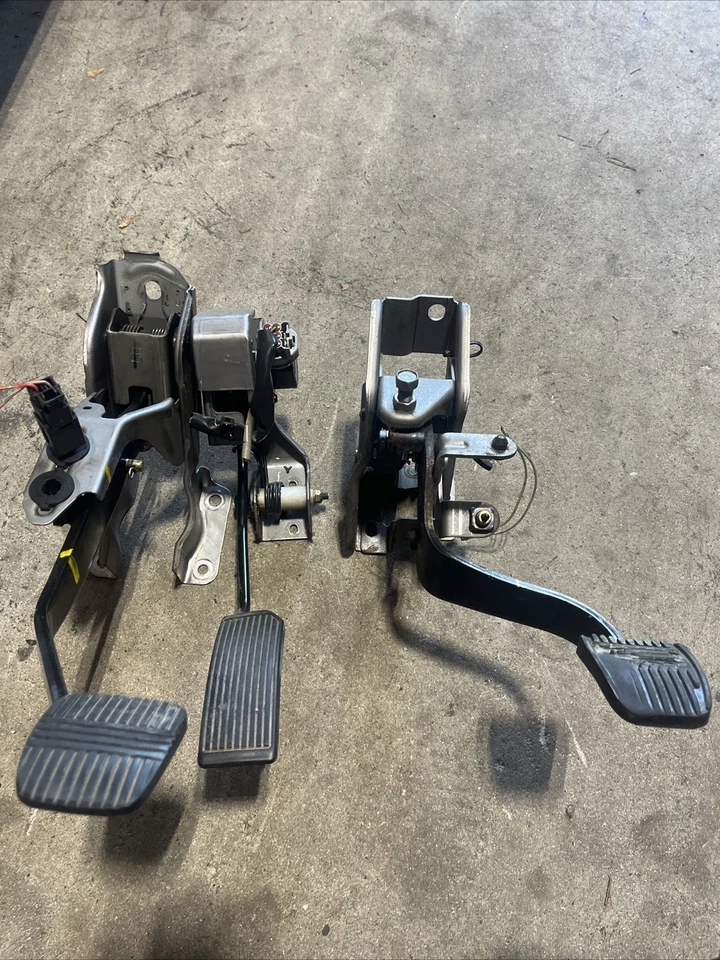 03-08 Nissan G35 350Z Manual Trans 6-Speed MT Brake And Clutch Pedal - Image 2 of 4