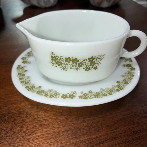 PYREX Crazy Daisy gravy boat & under plate vintage