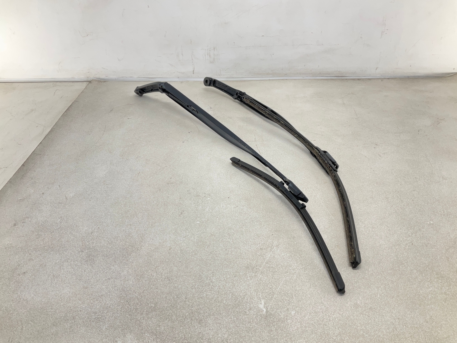 17-20 MASERATI Levante Front Windshield Wiper Arm w/ Blade Pair CM
