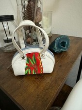 Coin Purse with original design made of leather, useful for storing your coins.