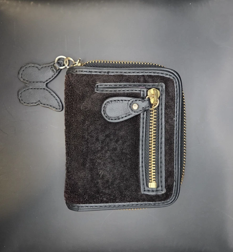 Cartera Juicy Couture NEGRA tela de rizo con dije de mariposa Foto 3 de 4