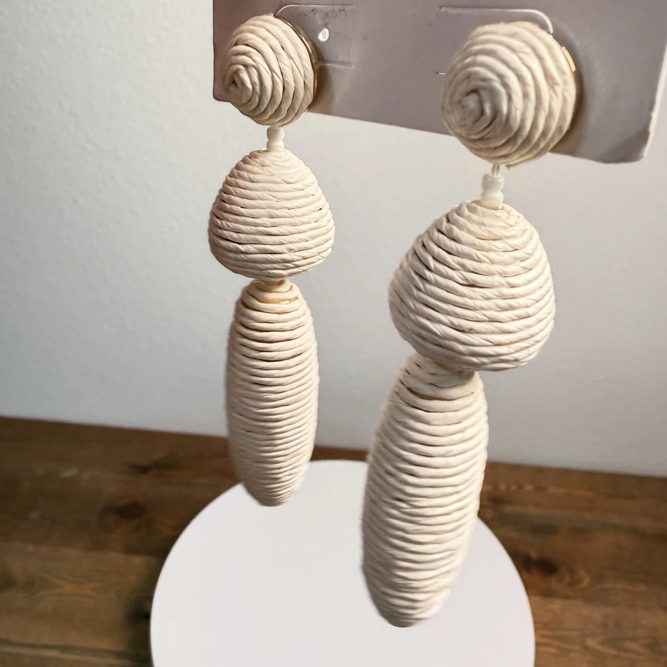 Pendientes Sugarfix by Baublebar Crema Rafia Gota Ovalada Foto 3 de 4