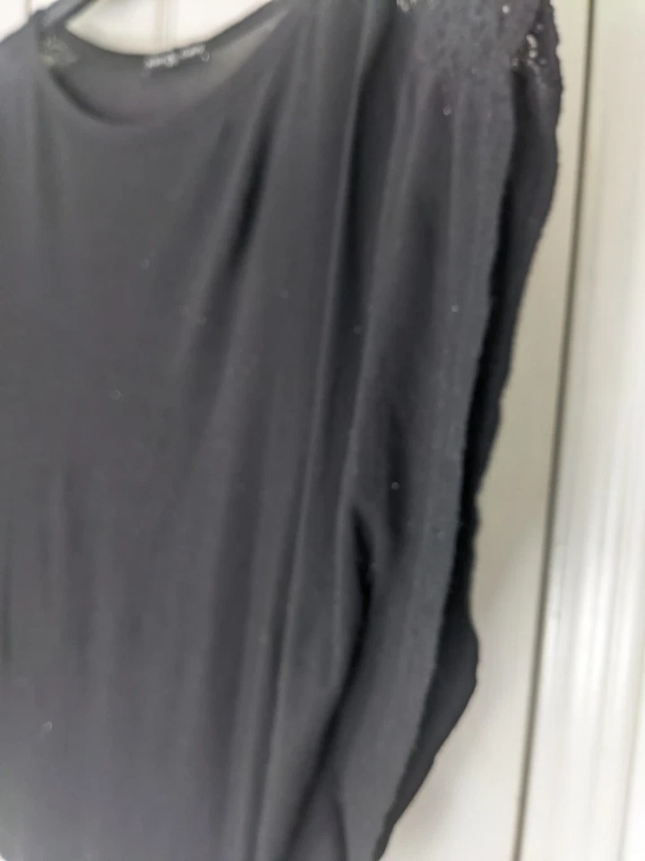 Kim And Cami 基本款黑色蕾丝肩蝙蝠翼短袖休闲上衣 — 第 3/4 张图片