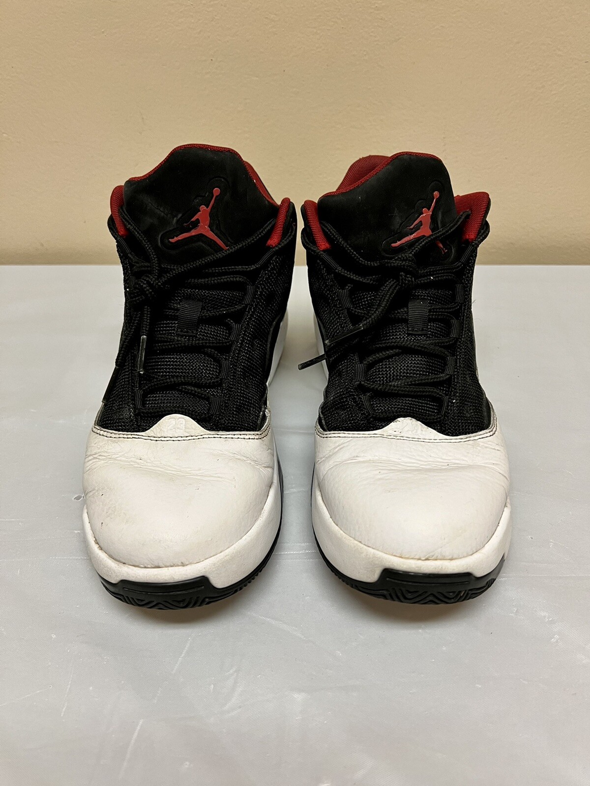Air Jordan Max Aura 2 White Gym Red 