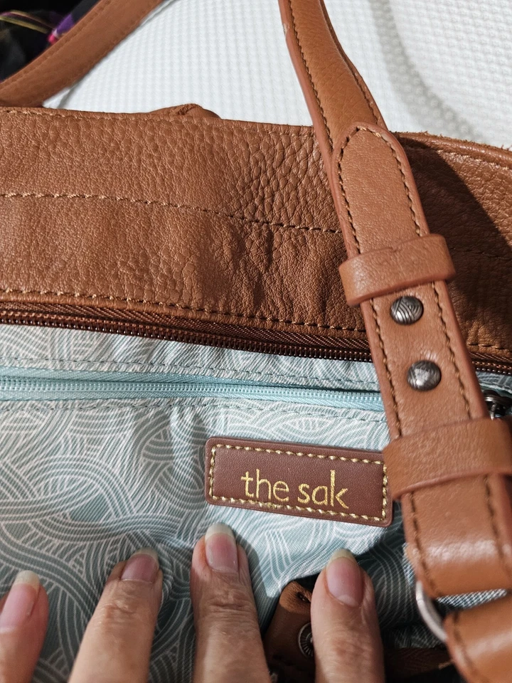 The Sak Bolso de Mano Cuero Guijarro Hombro Grande Boho Marrón Cremallera Abierta 16x12x5 Foto 4 de 4