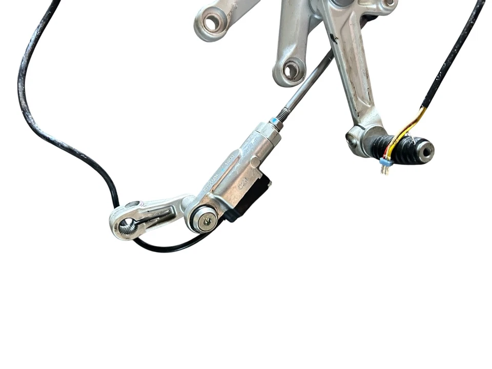 2024 Aprilia Tuono V4 1100 Fábrica ABS Pie Izquierdo Clavija Foto 3 de 3