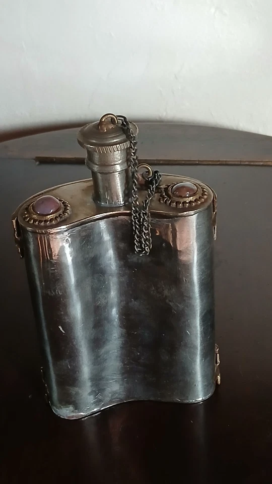 ancienne flasque à alcool artisanale métal argenté et doré, ornée de pierres - Photo 3/4