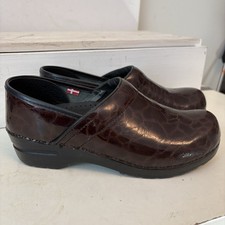 Sanita Clogs Women  s 39 Burgundy Leather Slip On Danish Shoes Nursing Comfort