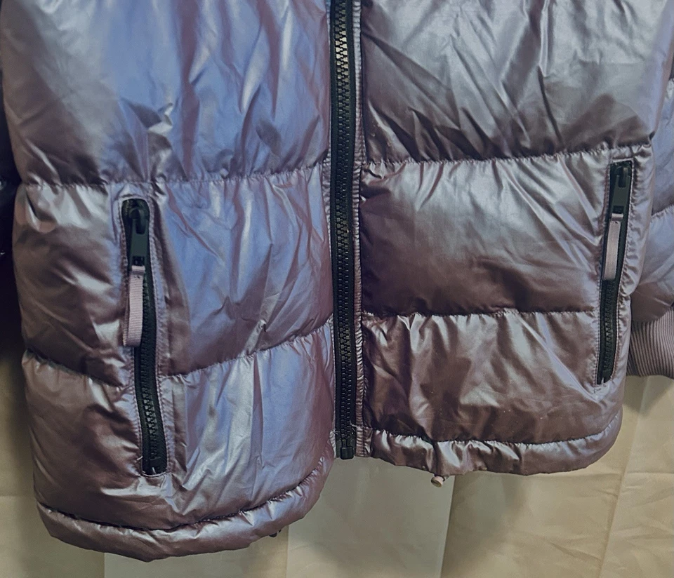 Chaqueta acolchada edredón iridiscente Wild Fable para mujer talla XS púrpura brillante Foto 3 de 4
