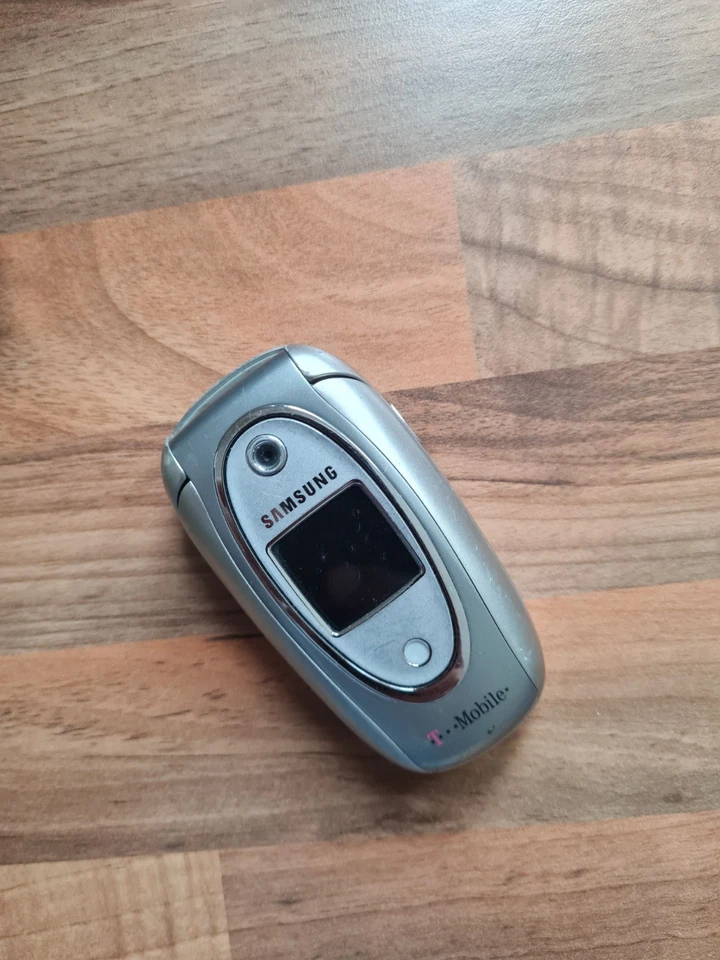Samsung SGH E330 - Silver -  Mobile Phone - Image 3 of 4