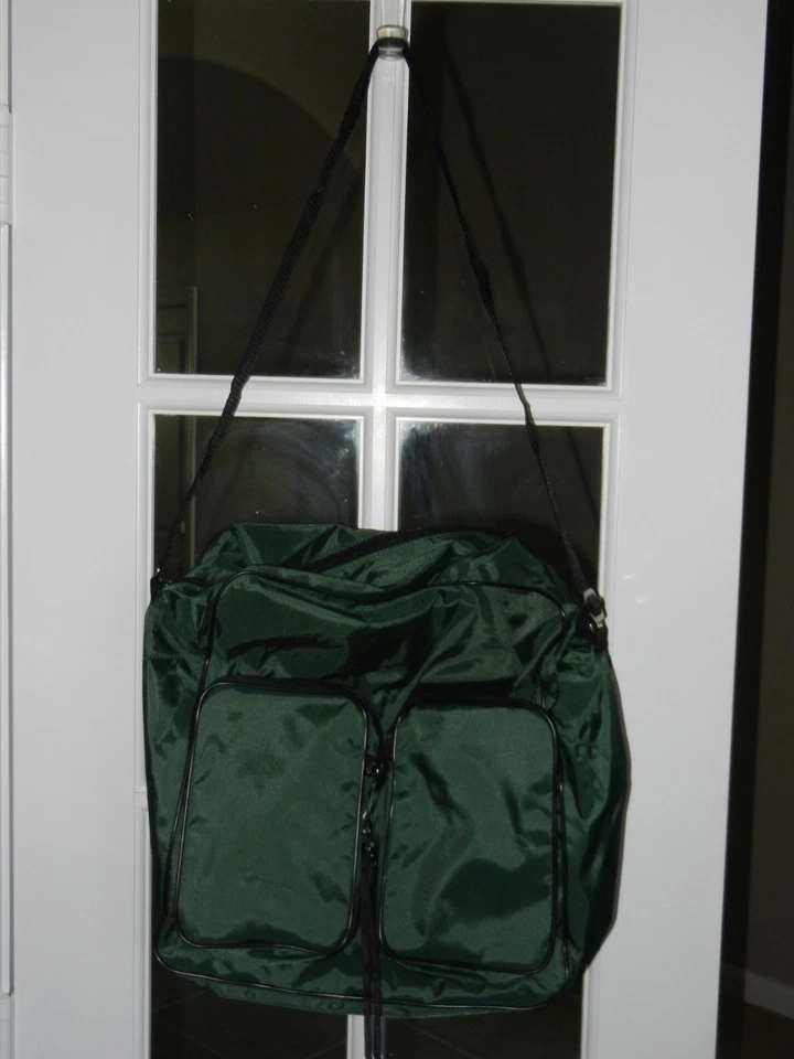 TOPPERS - BOLSA DE MANO EXPANDIBLE 8" X 5.5" X 3.5" CON BOLSILLOS Y CORREA - VERDE Foto 2 de 4