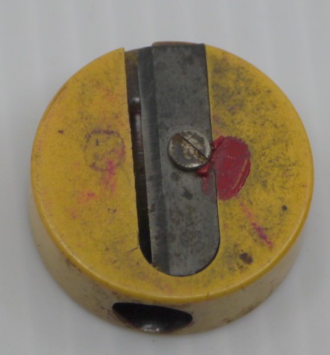 OLD WALT DISNEY PRODUCTIONS SNOW WHITE ROUND CELLULOID PENCIL SHARPENER - Picture 2 of 3