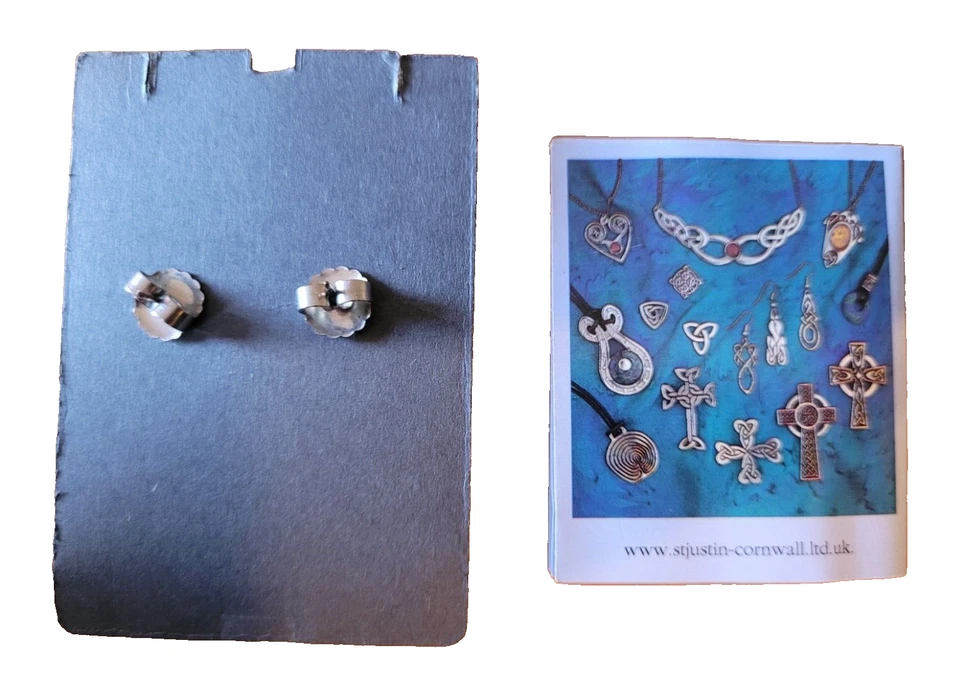 Aretes de diseño Yin y Yang de peltre y esmalte de San Justino en caja Foto 2 de 2