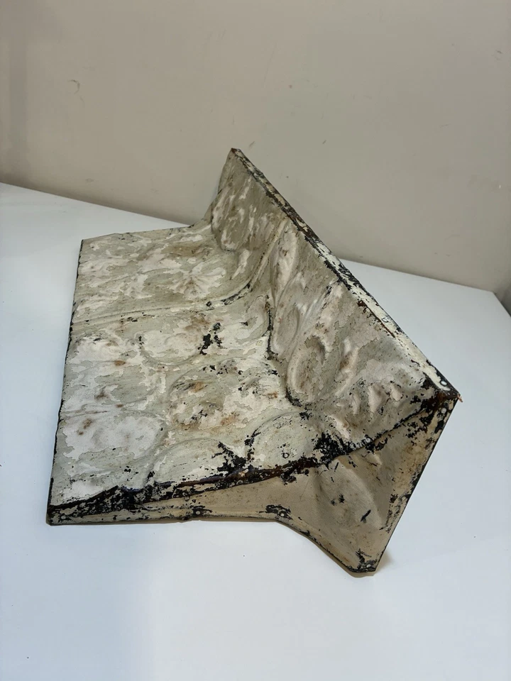 Manto arquitectónico vintage o estante de pared antiguo azulejo de techo de hojalata en relieve 23" Foto 3 de 4