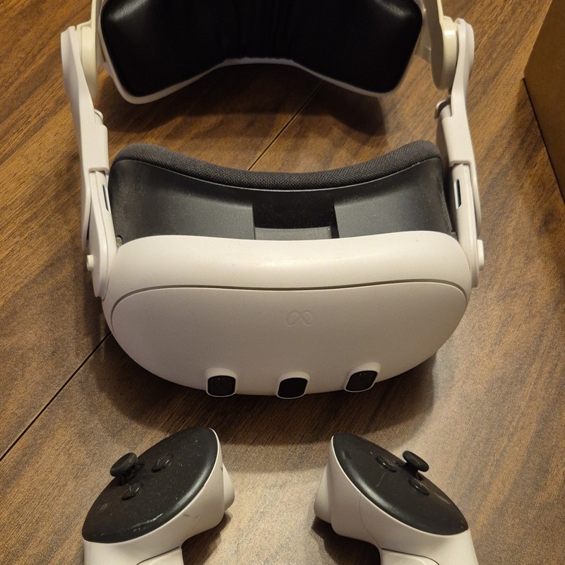 Meta Quest 3 Standalone VR Headset with Touch Controllers, White