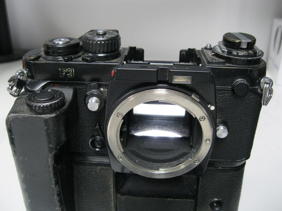 尼康 F3 惠普 35 毫米单反相机 带 MD4 握把和遥控器 Mc-10 工作快门 ASIS — 第 2/4 张图片