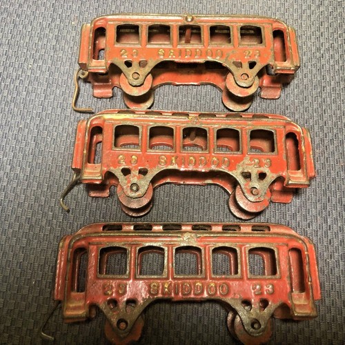 ANTIQUE Early 1900s SKIDDOO CAST IRON TOY TRAIN ENGINE AND COACHES🔥