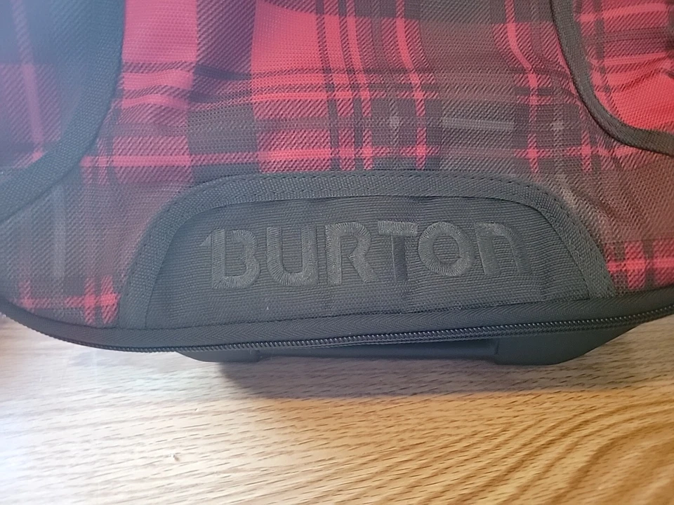 Equipaje y mochila Burton rojo y verde a cuadros sistema Ixion de 2 ruedas Foto 4 de 4