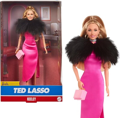 Barbie Signature Sammlerpuppe Keeley Jones von Ted Lasso mit rosa Kleid