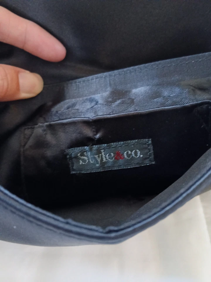 Bandolera/clutch Style&Co negro satinado rosa Foto 3 de 4