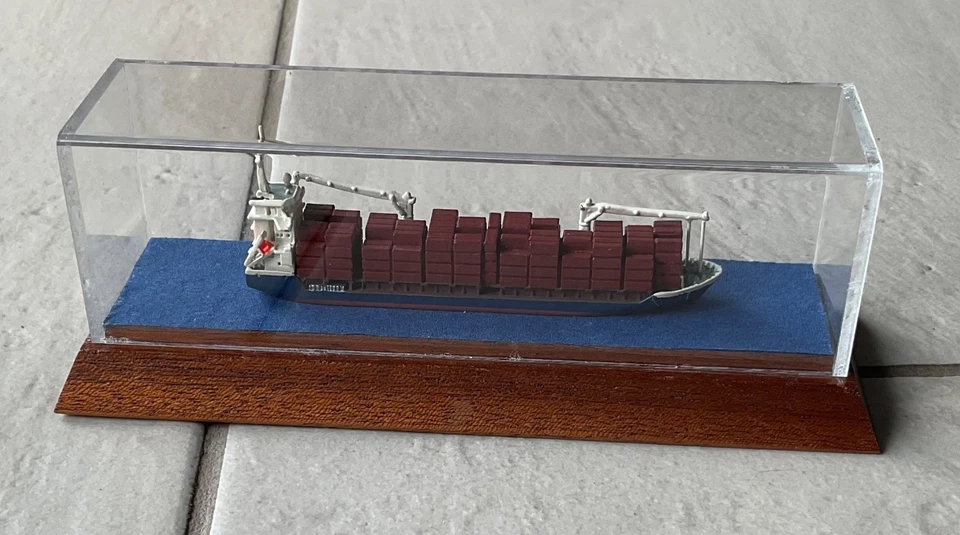 Schiffsmodell Containerschiff in Vitrine - Maßstab 1:1250