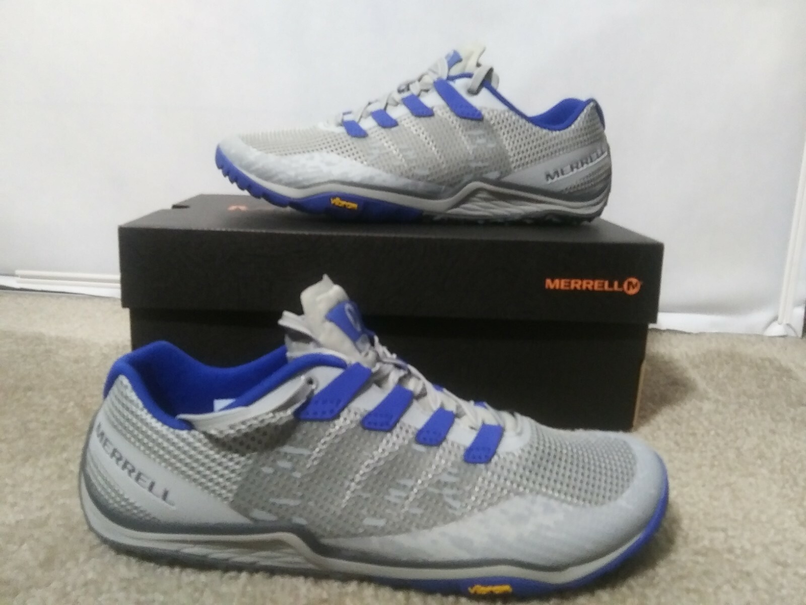 MERRELL Scarpe da trail running nuove con etichette da uomo 8 5. Bellissimo colore grigio chiaro