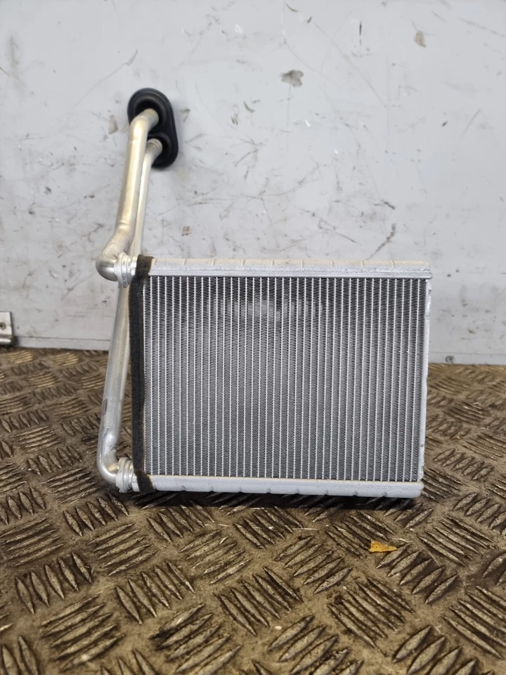 Radiador de hombro interior Toyota Yaris 2016 Toyota Yaris 1,3 gasolina manual Foto 2 de 4