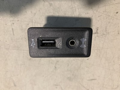 USB AUX Anschluss VW 5G0035222F 3G Passat Variant 2.0 TDI DSG (bluemotion