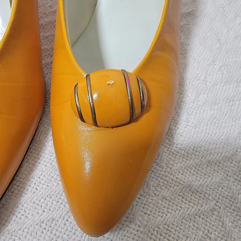 Bombas de couro amarelo vintage Liz Claiborne feitas na Espanha biqueira apontada tamanho 10 - Imagem 3 de 4
