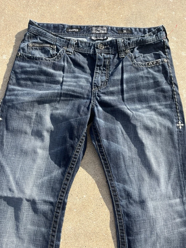 Pantalones de mezclilla vintage Y2K Affliction para hombre 36 Reg Cooper bota relajada desgastados Foto 2 de 4