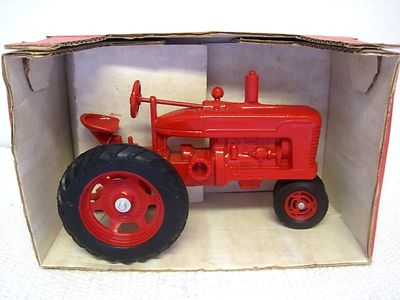 J.E. Scale Models 1986 1st Edition Heritage Series #6 Farmall Model ''M' Tractor!