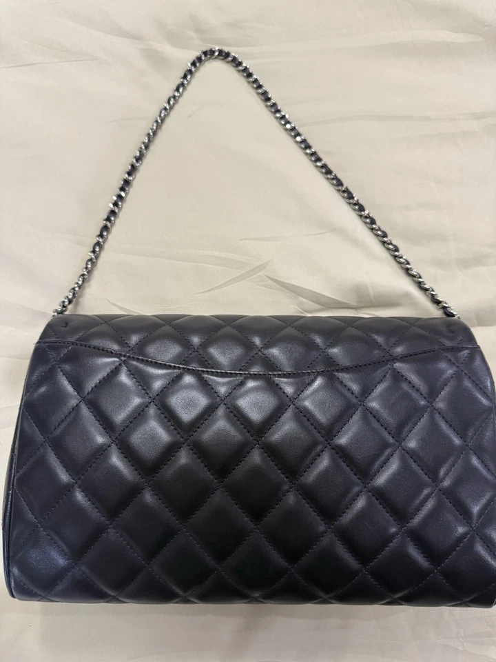 Chanel Clásico Solapa Única Azul Marino Acolchado Piel de Cordero con Herrajes Plateados Foto 3 de 4