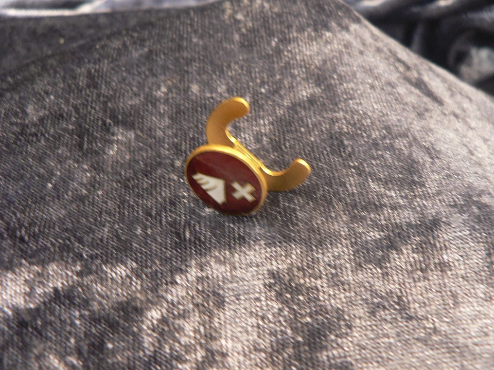 SCHWEIZ, Abzeichen / Knopflochstecker: Schweizer Kreuz + Zelt auf rot, HUGUENIN - Bild 4 von 4