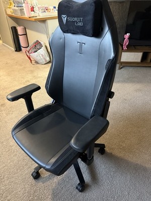 Secretlab High Back Office Chair w/ Arms Swivel Solid Black/Gray 40in