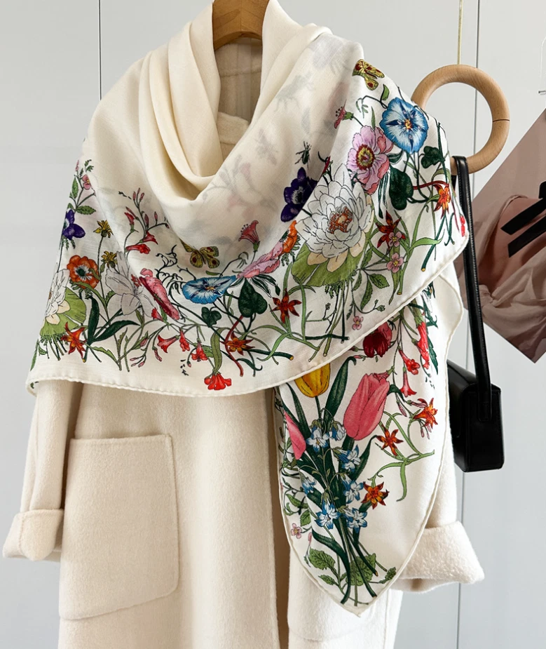 70% 羊绒 30% 真丝方形花卉蕾丝印花女式裹身领巾 135X135 厘米  — 第 2/4 张图片