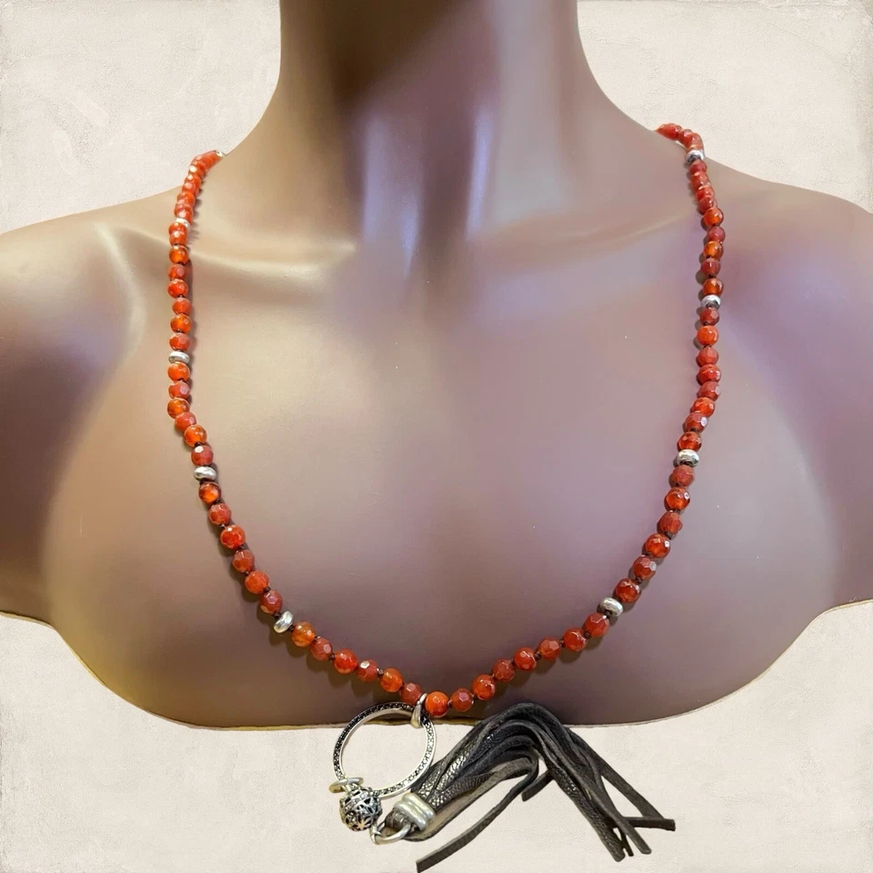 Collar Mala con cuentas rojas marca Lucky borla de cuero marrón y pedrería - 33" Foto 2 de 4