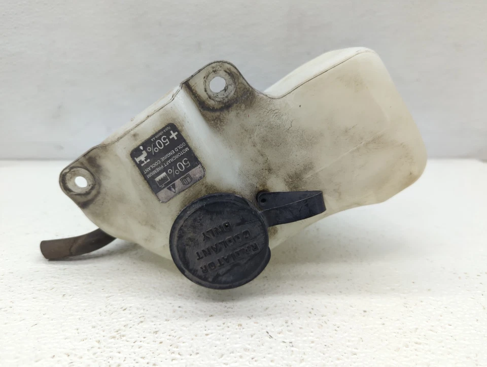 Бутылка расширительного бака перелива охлаждающей жидкости радиатора Ford Focus 2008-2011 годов выпуска EJRIW - Изображение 2 из 4