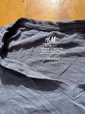 H&M Men's Grey V-Neck Tee Size Small F13