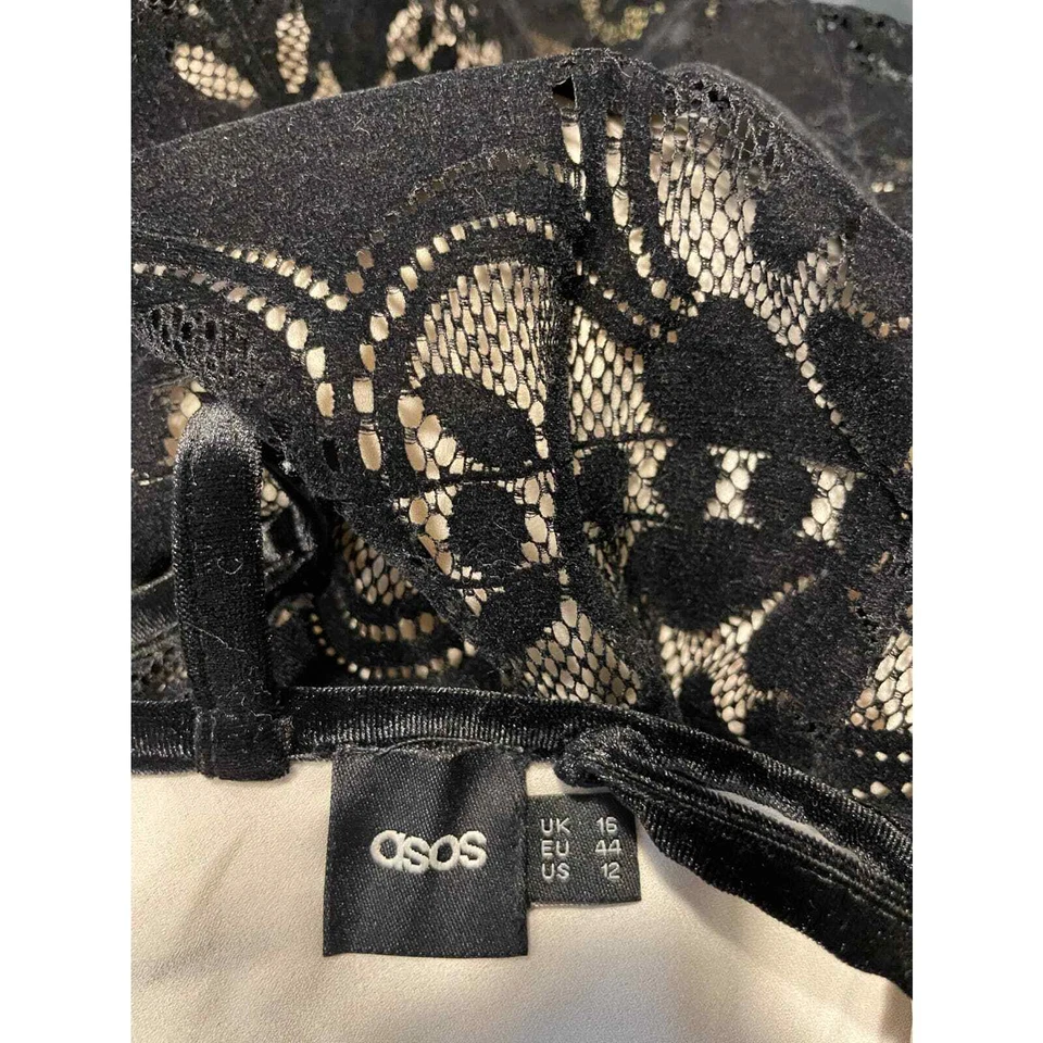Mameluco con espalda abierta similar a gamuza de encaje floral negro de ASOS talla: 12 Foto 3 de 3