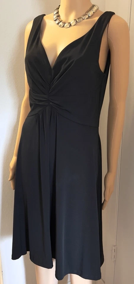 Vestido Connected Apparel sem mangas elástico preto franzido fit & flare tamanho 12 - Imagem 3 de 4