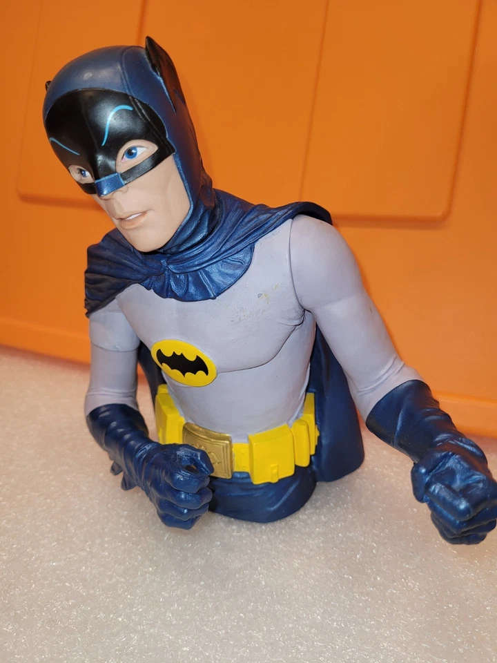 Diamond Select Toys 2014 Batman 1966 Serie de TV Clásica Adam West Vinilo Busto Banco Foto 3 de 4