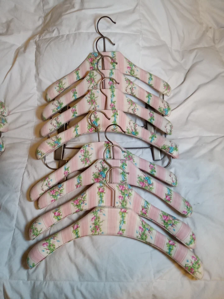 6/Conjunto Lindo Tecido GUCCI Coberto, Cabides de Madeira, Alta Qualidade - Imagem 3 de 4