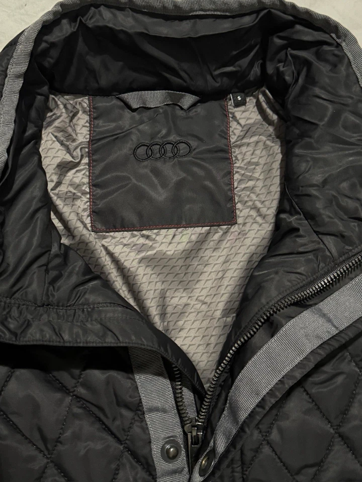 Chaqueta acolchada acolchada negra vintage Audi talla pequeña Foto 4 de 4