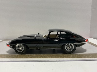 1/18 BURAGO JAGUAR  E  1961 BLACK ON CREAM