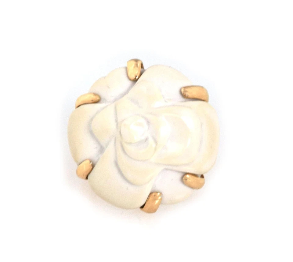 Chanel Camellia Carved White Agate Flower 18k Yellow Gold Ring Size 4.75 - Image 3 of 4