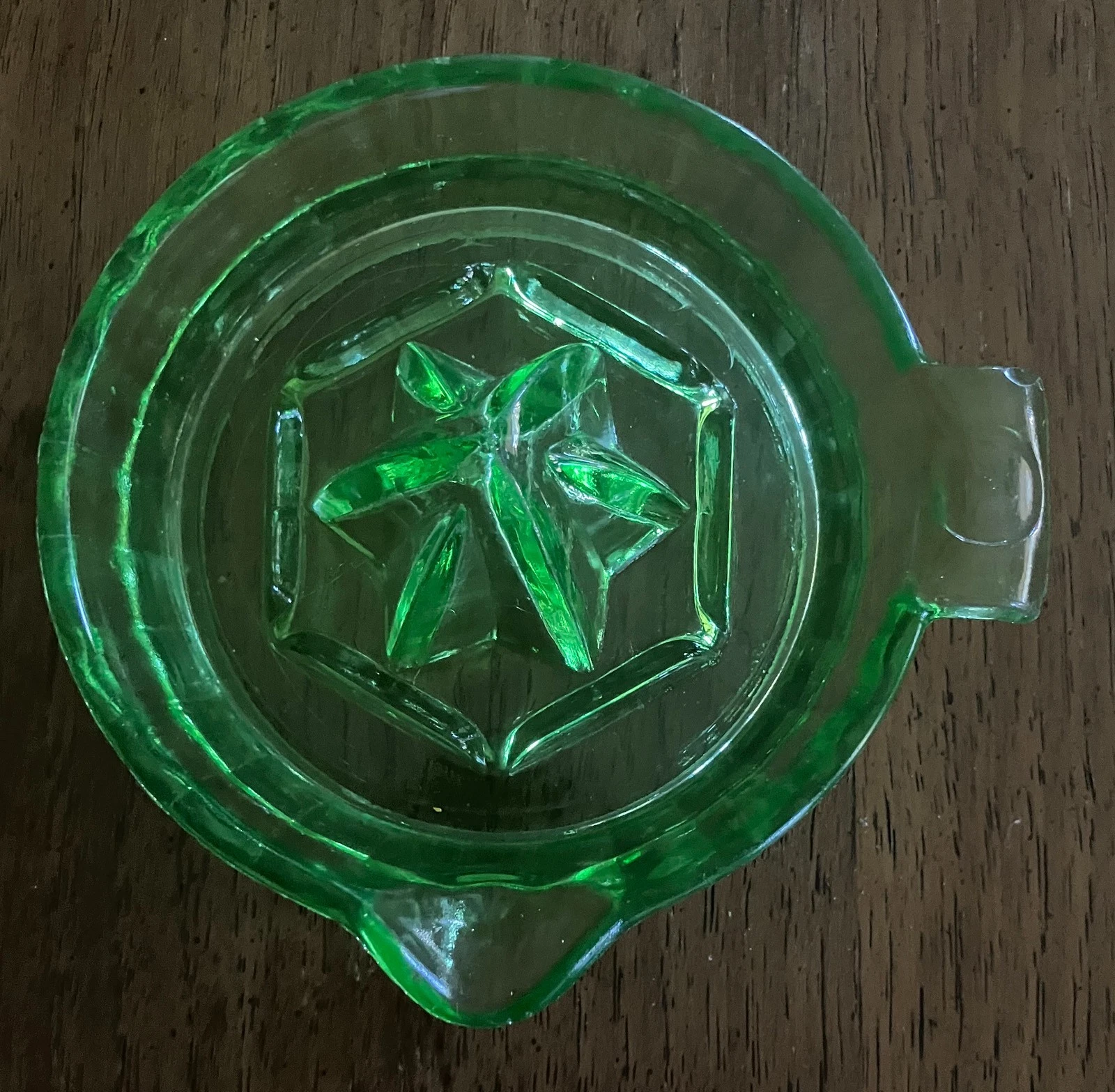VINTAGE 1930's GREEN GLASS MANUAL CITRUS JUICER (998) Unique Design
Opens in a new window or tab