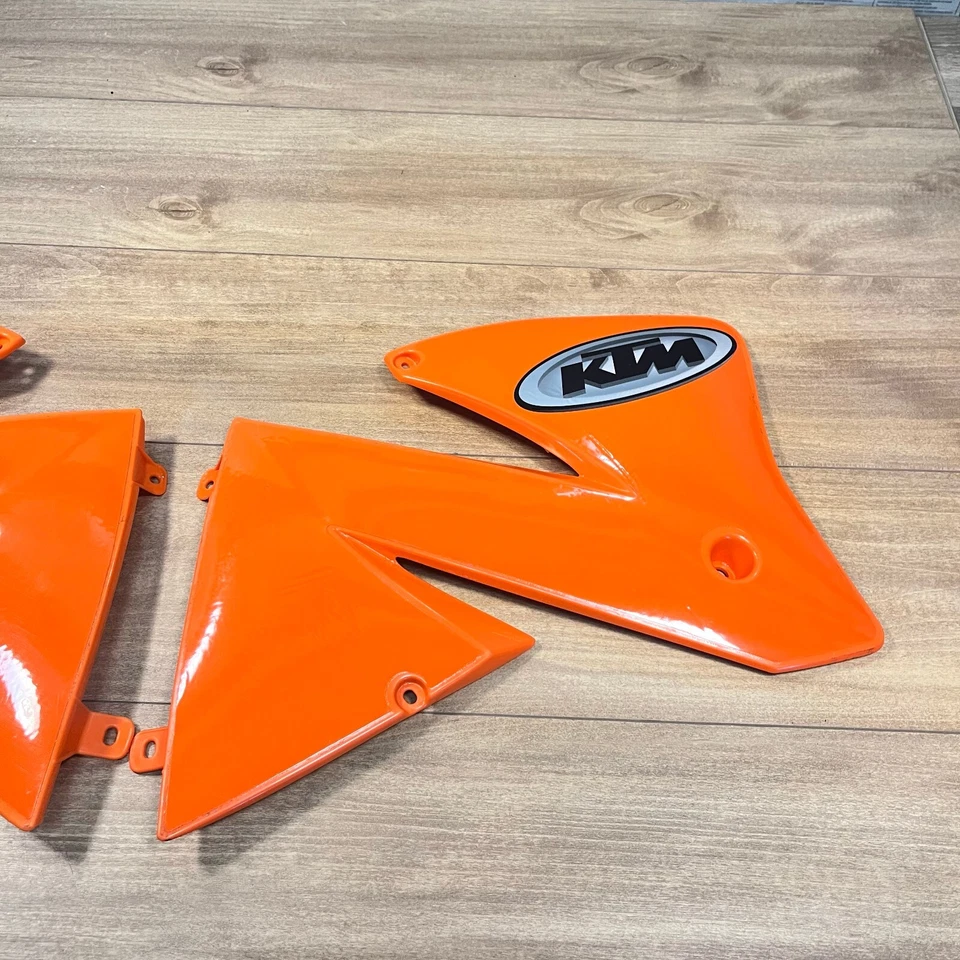 CUBIERTAS DE RADIADOR KTM OEM NUEVAS / 50308051100 / 01-02 EXC MXC 200 250 300 520 Foto 3 de 4
