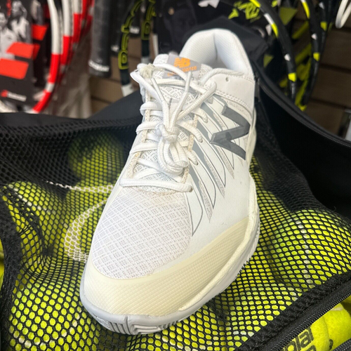 New Balance 1006 Scarpe da Tennis Donna Larghe All Court (Bianco/Argento) Mult. Taglie - Foto 6 di 8